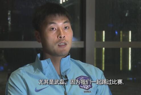 何莲不敢怠慢，慌忙爬到跟前。